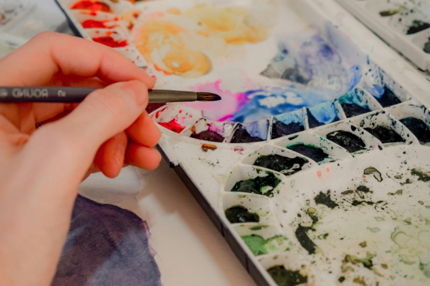 Exercices de dessin fondamentaux avec différents traits et techniques