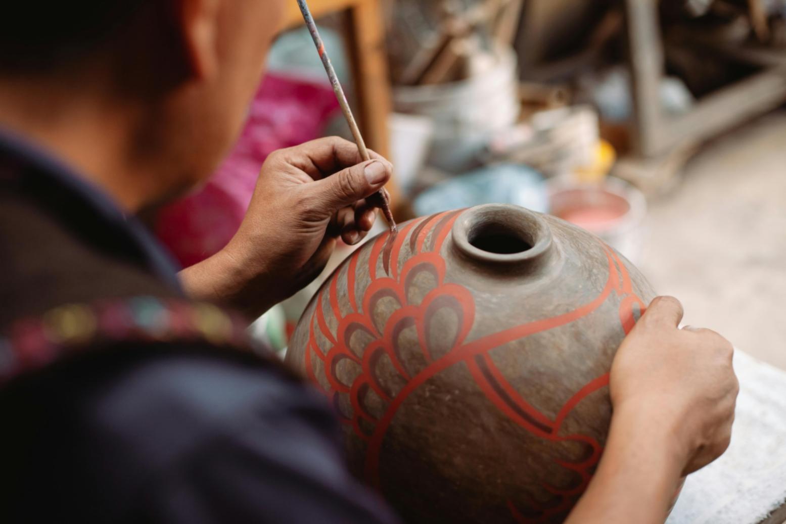 Espace de travail créatif avec dessins et outils d'artiste