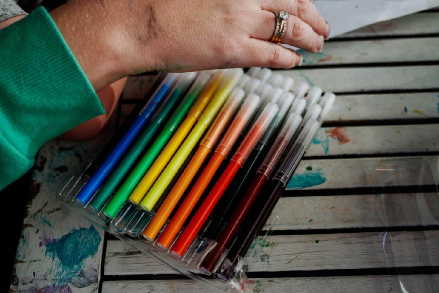 Espace de travail d'artiste avec matériel de dessin professionnel