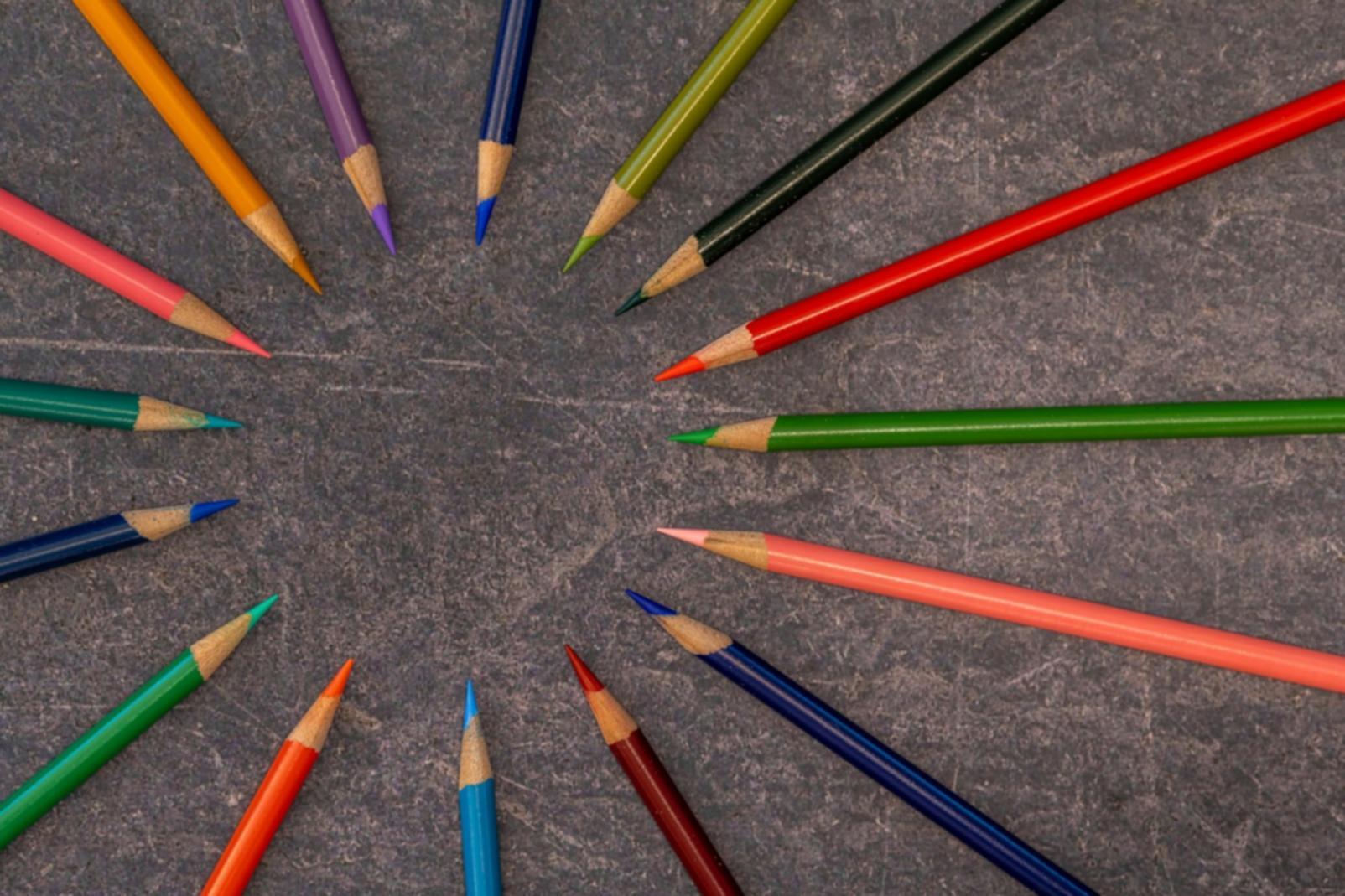 Atelier de dessin avec divers outils artistiques et carnets de croquis