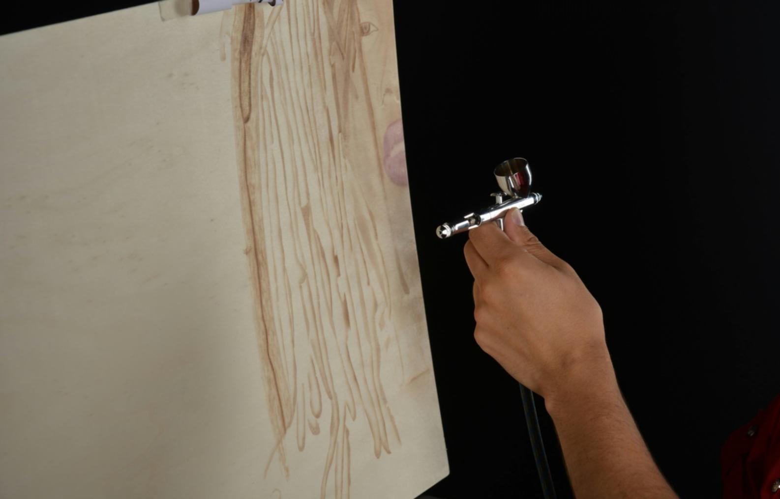 Atelier de dessin avec matériel artistique et esquisses sur table